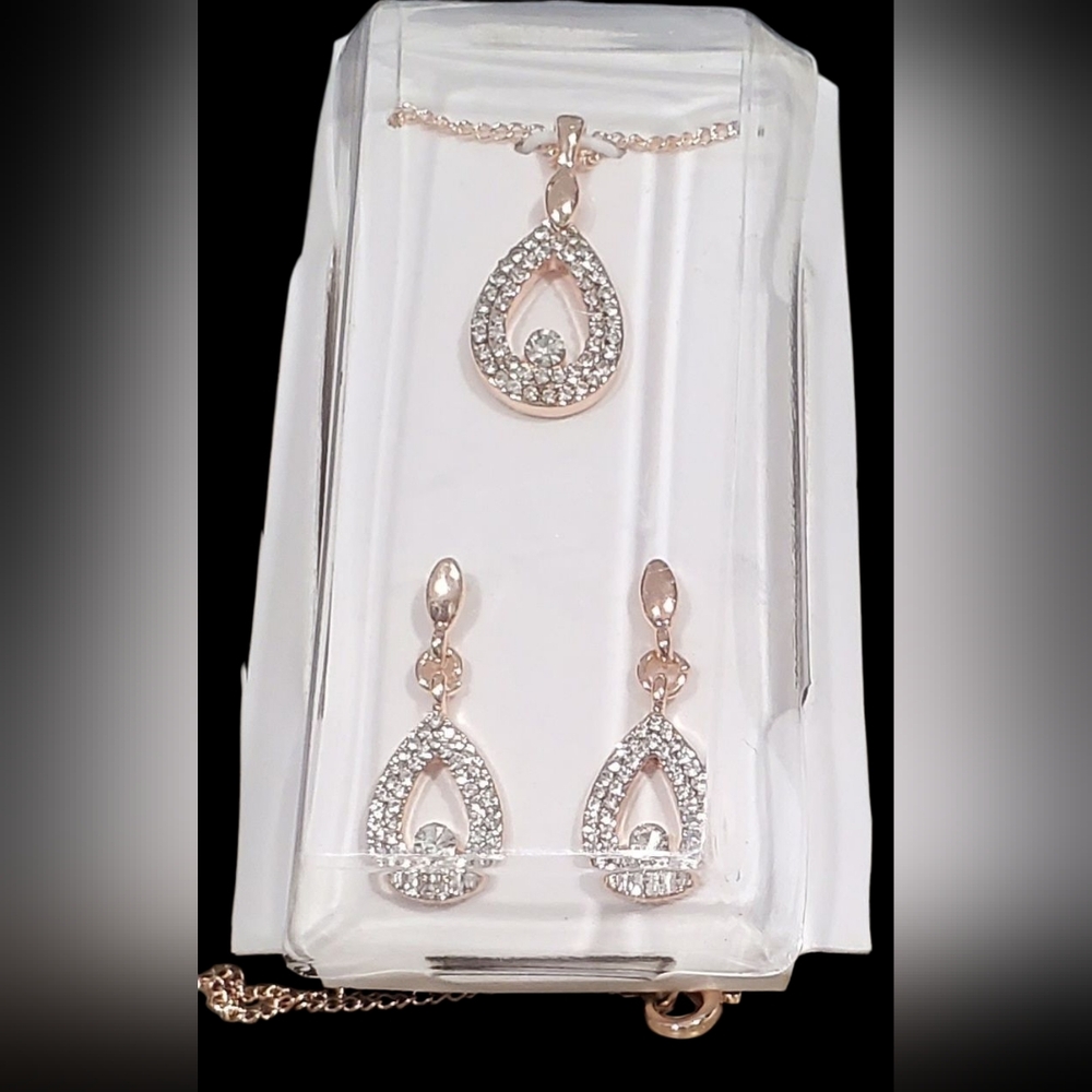 Beautiful Rose Gold Crystal Earrings and Necklace Set 18" chain NWOT